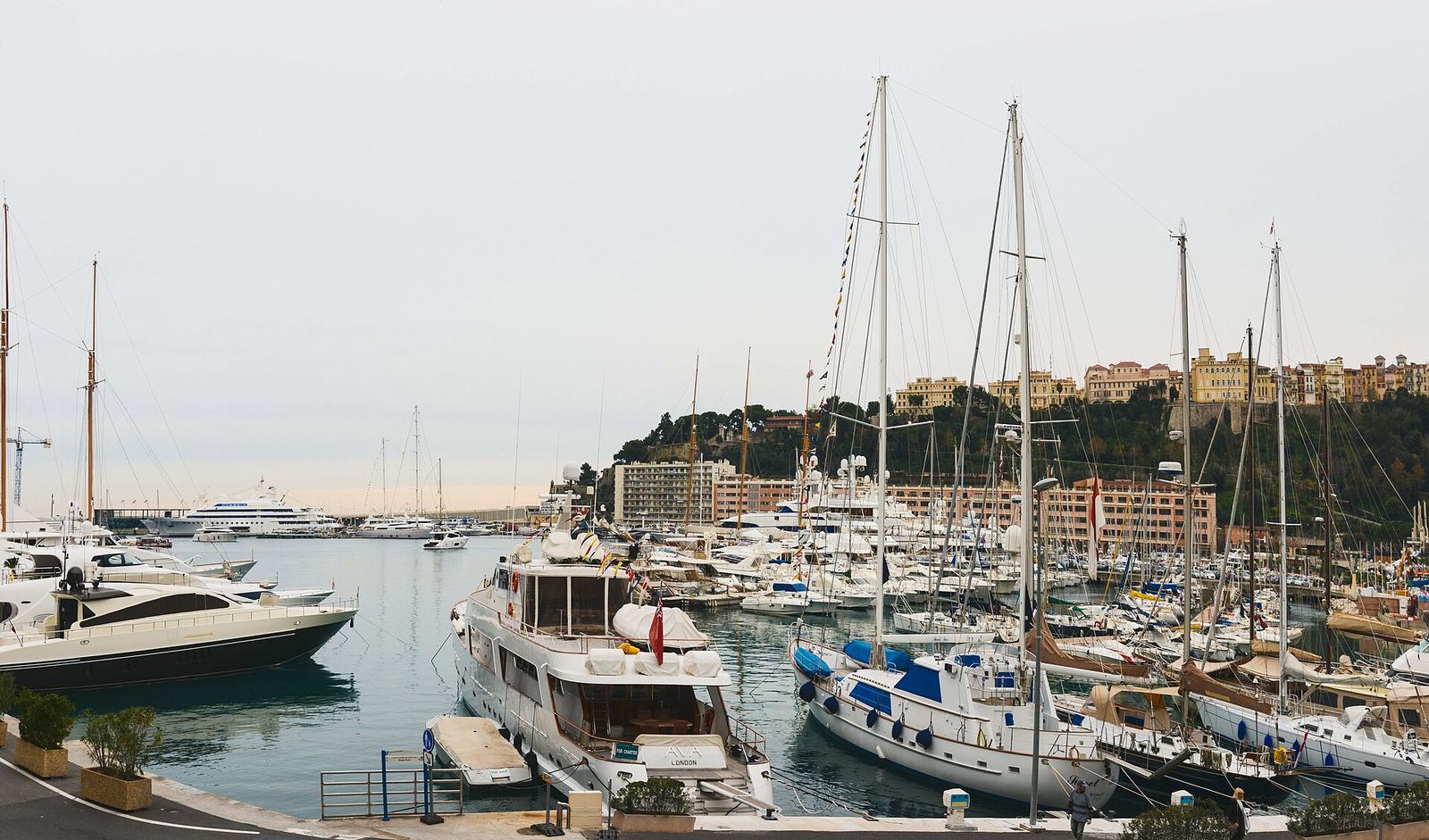 Jachthaven van Monaco met de Rots op de achtergrond